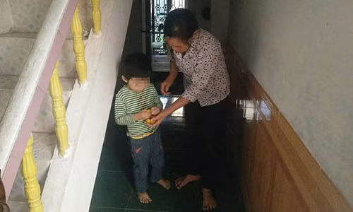 Gia canh kho khan cua be trai 4 tuoi bi co giao buoc day vao nguoi
