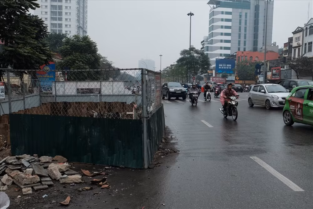 Rác thải, gạch vữa xung quanh khu vực thi công.