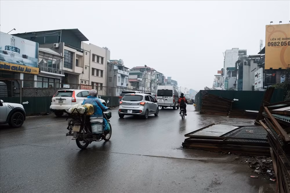 Khoảng 3 tháng nay, đường đê Nghi Tàm, Âu Cơ hạ cốt để thi công cầu vượt An Dương - Thanh Niên. Hiện tại, các công nhân đang thay thế một phần kết cấu đê đất, bằng kết cấu tường chắn sử dụng bê tông cốt thép, tổng chiều dài khoảng 1.100m.