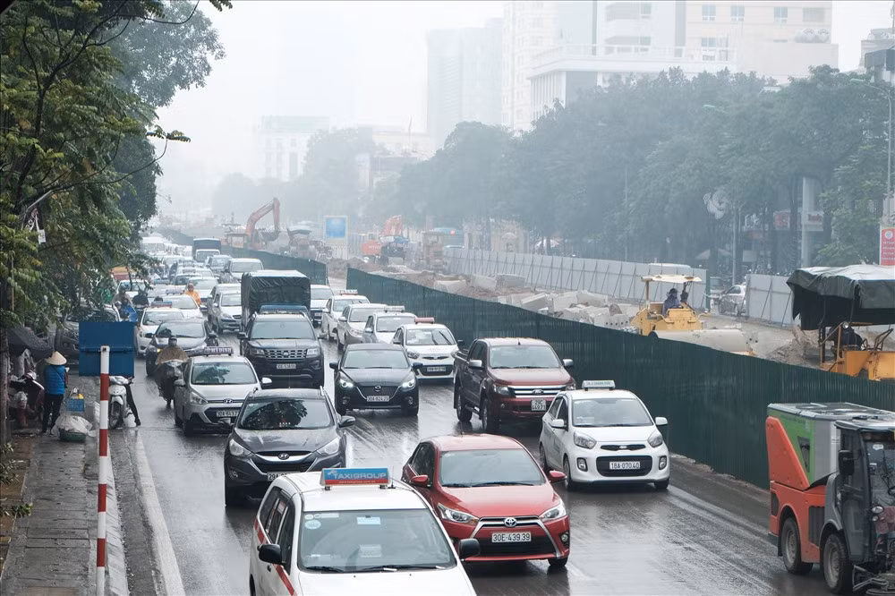 Nhiều tuyến phố có mặt cắt ngang nhỏ như Xuân Thủy, Cầu Giấy, Nguyễn Chí Thanh... bị quây tôn để phục vụ thi công. Phần mặt đường chỉ rộng khoảng 3-4m, trở thành "điểm đen" ùn tắc giao thông.