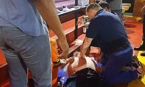 Các nhân viên trong quán sơ cứu cho nạn nhân.
