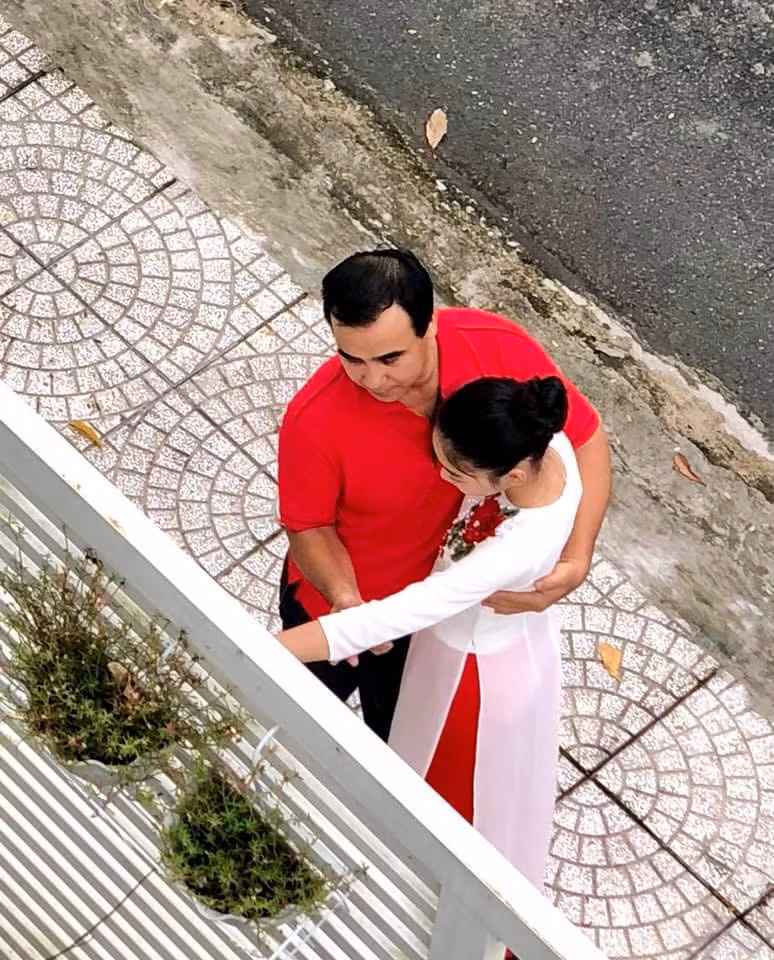 Loạt hình ảnh của MC Quyền Linh và con gái ngay sau khi đăng tải thu hút gần 4.000 lượt yêu thích, chia sẻ từ phía cộng đồng mạng và người hâm mộ.