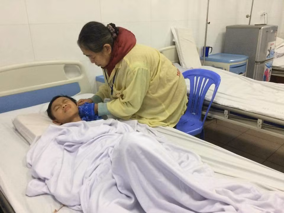 Cháu Đại được bà nội chăm sóc tại bệnh viện