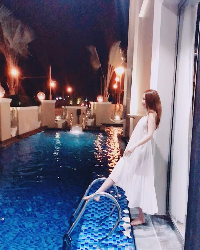 Khu vực hồ bơi là địa điểm lý tưởng để Bảo Thy và các thành viên trong gia đình giải toả căng thẳng sau thời gian làm việc mệt mỏi.