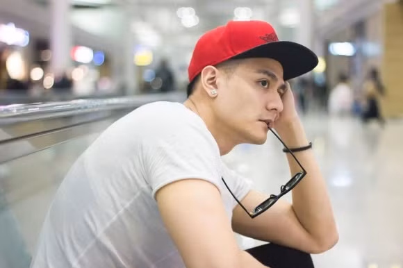 Het cham chut be ngoai, Vinh Thuy mac ca ao rach di tap the hinh-Hinh-2