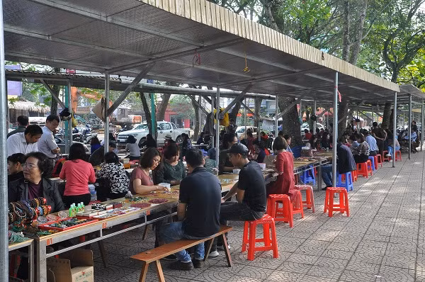 Chiêm ngưỡng những viên đá tiền tỷ tại phiên chợ tạm ở Yên Bái Chiem nguong nhung vien da tien ty tai phien cho tam o Yen Bai