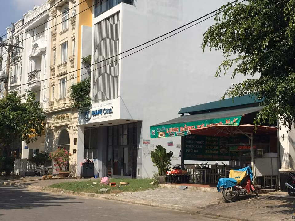 Nhiều lô đất trống xen lẫn giữa khu đô thị Phú Mỹ Hưng được rao cho thuê để làm hàng quán trong thời gian chủ đất chưa xây nhà.