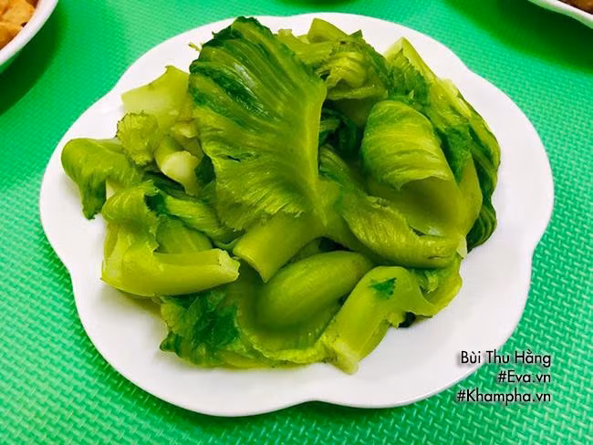 Món phụ: BÚP CẢI LUỘC Búp cải tách nhỏ, rửa sạch. Đun sôi nước với chút muối rồi cho búp cải vào luộc chín. Phần nước luộc giữ lại để làm canh.