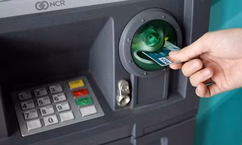 Nên sử dụng loại thẻ dành riêng cho việc rút tiền.