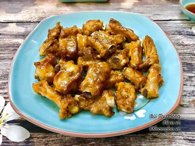 Món chính:SƯỜN XÀO CHUA NGỌT Sườn chặt miếng vừa ăn, rửa sạch. Chần qua nước sôi, rửa lại rồi đun sườn 15 phút cho đỡ dai. Rán xém vàng, pha nước mắm, tương cà chua, đường, tỏi băm nhỏ, dầu hào, chút nước lọc, hạt tiêu, chút tương ớt cho vừa miệng. Cho hỗn hợp vào sườn, đun nhỏ lửa cho sốt bám đều quanh sườn đến khi gần cạn là được.