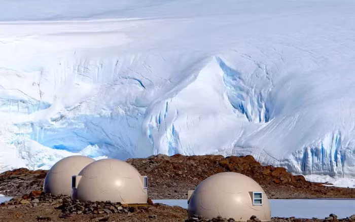 White Desert, Nam Cực Đối với những ai muốn có kỳ nghỉ sang trọng nhưng không có nhiều thời gian để chi tiêu, White Desert là gợi ý lý tưởng. Bắt đầu từ thành phố Cape Town, du khách sẽ đi chuyến bay Gulfstream Private Jet và tới lục địa băng giá. Khách du lịch có khoảng tám giờ để khám phá, kết thúc bằng bữa tối với sâm banh. Toàn bộ chuyến đi kéo dài dưới 24 giờ với giá 195.000 USD (hơn 4 tỷ đồng).