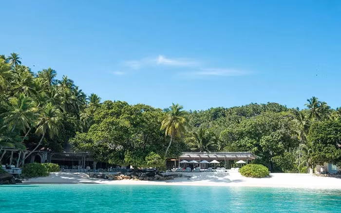 Đảo Bắc, Seychelles Diễn viên George Clooney hay Hoàng tử William đã chọn hòn đảo này để làm nơi nghỉ trăng mật. Đảo Bắc chỉ có 11 căn biệt thự với đầy đủ trang thiết bị cao cấp. Giá một đêm là 11.000 USD (hơn 250 triệu đồng). Trong biệt thự còn có khu rừng dừa và thậm chí là lối vào riêng cho một bãi biển riêng biệt.