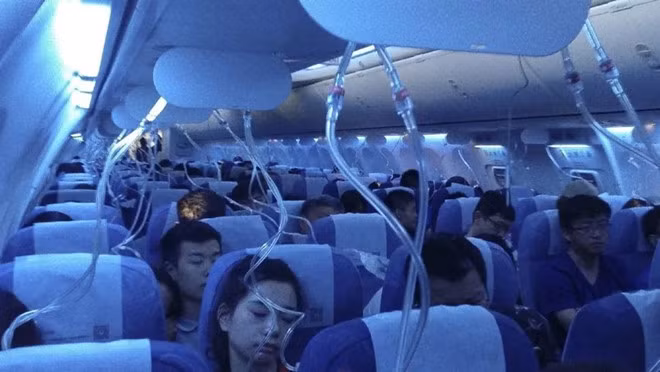 Khoang hành khách trên chuyến bay CA106 sau khi sự cố được khắc phục. Ảnh: SCMP.
