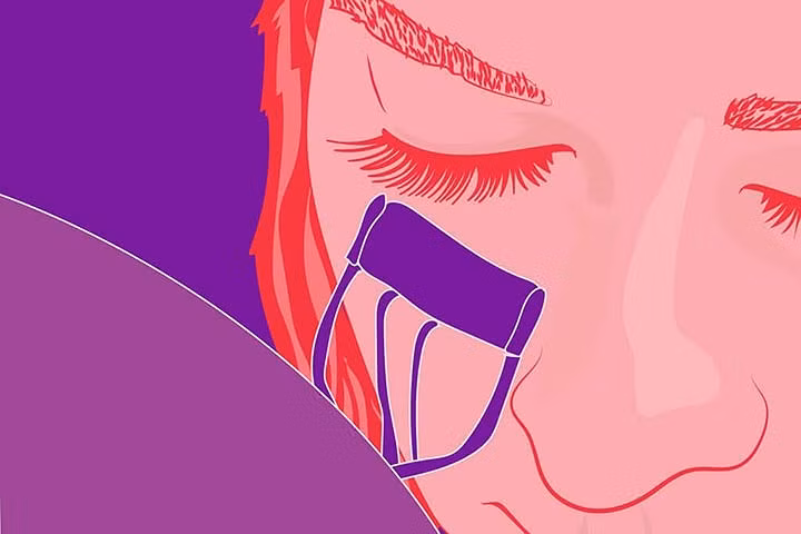 Sử dụng kẹp mi không đúng cách: Kẹp mi là một trong những dụng cụ "cứu cánh” cho làn mi cong vút. Tuy nhiên nếu không sử dụng đúng cách như bấm quá chặt và giữ quá lâu se khiến hàng mi bị rụng.