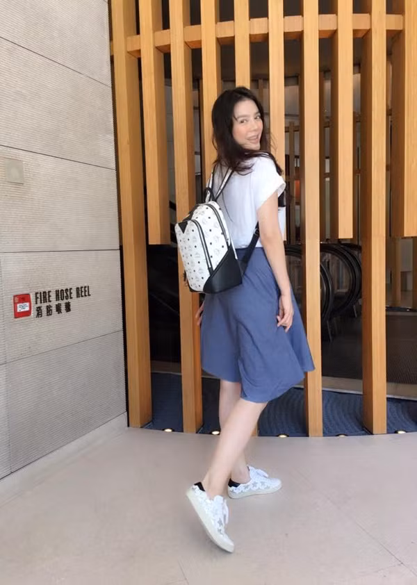 Với hình ảnh này, trông Lý Nhã Kỳ như một cô nữ sinh trung học đầy trẻ trung.