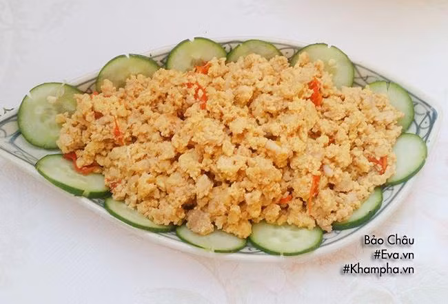TRỨNG CHƯNG CÀ CHUA Cà chua rửa sạch, thái hạt lựu, phi thơm cùng hành và chút dầu ăn, thêm chút bột canh cho cà nhanh nhừ. Khi cà nhừ thì cho trứng vào khuấy đều để trứng quyện với cà chua. Thêm gia vị vừa ăn, đảo đến khi trứng sền sệt, hơi khô là được.