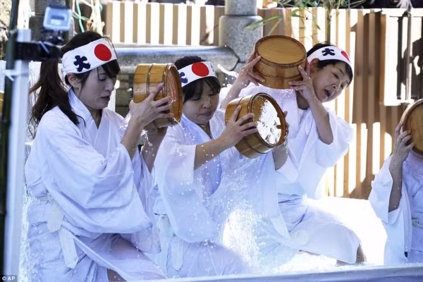 Được biết, vào khoảng thời gian này, nhiệt độ tại đất nước mặt trời mọc luôn ở mức âm. Tại Nhật Bản, nghi lễ tắm nước đá diễn ra tại nhiều nơi. Nghi lễ này cũng có nhiều biến thể. Tại một số đền thờ, người tham gia ngâm mình trong nước lạnh hoặc ôm một tảng băng lớn. Có những nơi người tham dự ngâm mình trong tuyết hoặc tắm dưới thác nước.