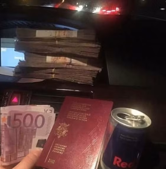 Lái xe đi dạo đêm với một vài cọc tiền (Ảnh: Daily Mail)