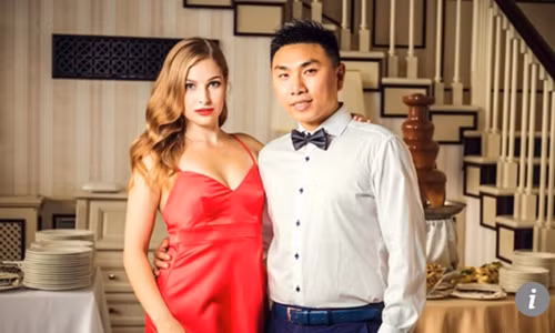 Max Mei, người sáng lập ứng dụng ULove bên cạnh cô vợ Ukraine trẻ đẹp.