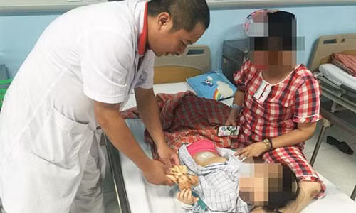 Cháu T. sau khi phẫu thuật tại BV Nhi Trung ương.