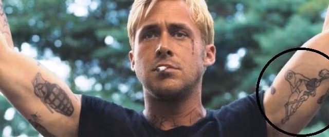  Ryan Gosling được mệnh danh là soái ca của dòng phim tình cảm Hollywood. Anh đồng thời là một nhạc sĩ, biên kịch kiêm đạo diễn nổi tiếng người Canada. Năm 2016, anh gây sốt với bộ phim La La Land. Hiện Ryan Gosling đang chung sống cùng nữ diễn viên Eva Mendes. Cặp đôi đã có với nhau 2 cô con gái đáng yêu là Esmeralda và Amanda Lee.Là một người yêu thích các hình xăm, các bức "họa bì" xuất hiện trên khắp cơ thể Ryan Gosling từ cánh tay, cổ đến lưng hay thậm chí là mặt. Ý nghĩa của chúng khá đặc biệt. Hình xăm ma nữ ngồi cạnh một bộ xương được cho là hình ảnh nữ diễn viên nổi tiếng dòng phim câm Theda Bara - người đã xuất hiện trong hơn 40 tác phẩm điện ảnh từ năm 1914 đến 1926.