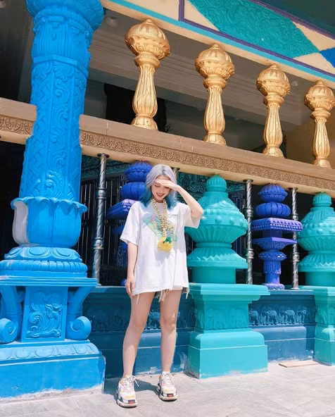 Màu tóc này cũng rất phù hợp với phong cách phóng khoáng, trẻ trung của cô nàng.