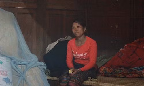 Tại xã Na Loi, chị Moong Mè Chi hơn một tháng qua vẫn chưa thôi vật vã khóc, sau cái chết thảm của chồng là phu vàng Moong Văn Hoài.