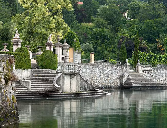 Không gian xanh mát xung quanh căn biệt thự.