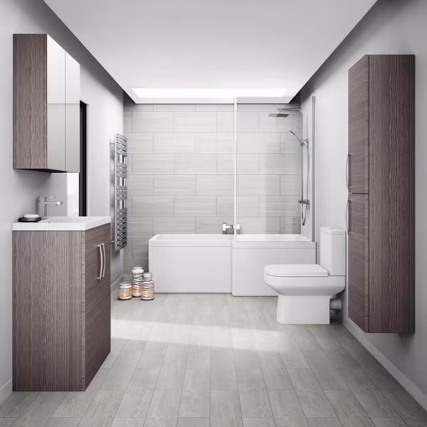 Chọn màu đơn sắc Khi bắt tay vào trang trí phòng tắm, điều đầu tiên bạn cần lưu ý đó là chọn được gam màu phù hợp, giúp mọi người cảm thấy thoải mái, dễ chịu khi sử dụng, đồng thời màu sắc còn là cứu cánh cho không gian nhỏ, là chìa khóa giúp những không gian vừa và rộng thêm ấn tượng. Hãy lưu ý đến việc chọn màu trung tính với sắc độ trầm. Những gam màu này sẽ giúp không gian thư giãn của gia đình bạn không bao giờ lỗi mốt. Ngược lại, những góc nhỏ vẫn đẹp và thoáng khi được chọn lựa màu và kết hợp một cách hài hòa trong không gian.