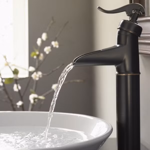 Chọn nội thất làm điểm nhấn Nội thất, đồ dùng bên trong phòng tắm vừa là vật dụng cần thiết, vừa giúp căn phòng có thêm điểm nhấn ấn tượng. Phong cách tối giản không cần đến việc sử dụng quá nhiều chi tiết trang trí, hãy tập trung vào chính nội thất và đồ dùng, chúng vừa giúp không gian tiện nghi, hiện đại vừa tạo vẻ đẹp bắt mắt và ấn tượng. Một chiếc vòi nước và chậu rửa mặt được thiết kế với kiểu dáng lạ mắt giúp phòng tắm xinh đẹp hơn bao giờ hết.