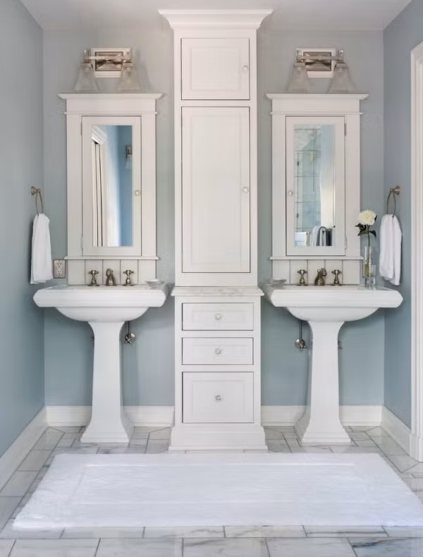 Một gợi ý thú vị dành cho những không gian phòng tắm trang trí theo phong cách tối giản đó là chọn nội thất màu trắng hoặc be. Những loại vật dụng dễ dàng tạo điểm nhấn cho không gian, đồng thời giúp căn phòng sáng và thoáng hơn.