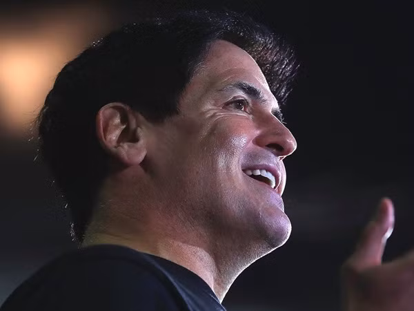 Thông thường, chủ sở hữu của Dallas Mavericks dành từ 6 đến 7 tiếng để ngủ. Tuy nhiên, khi ý tưởng bất chợt nảy ra trong đầu, Mark Cuban sẵn sàng thức dậy giữa đêm và làm việc đến sáng để có thể lên kế hoạch cụ thể. ‘Nếu tình cờ nghĩ ra một ý tưởng hay, tôi thường bật dậy ngay lập tức và nhắn tin với nhân viên trao đổi để hiện thực hóa nó trong thời gian sớm nhất’ – Mark Cuban cho biết.