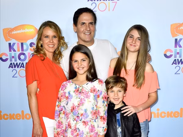 Trước khi lập gia đình, Mark Cuban luôn ưu tiên cho công việc. Tuy nhiên, sau khi kết hôn, gia đình mới là điều chủ sở hữu của Dallas Mavericks chú trọng hơn cả. “Hiện tại, tôi dành thời gian ở bên lũ trẻ nhiều nhất có thể. Tôi không thể tham gia tất cả các trò chơi của chúng, nhưng luôn cố gắng để có mặt trong hầu hết các hoạt động của con mình” – Mark Cuban chia sẻ trong một buổi phỏng vấn.