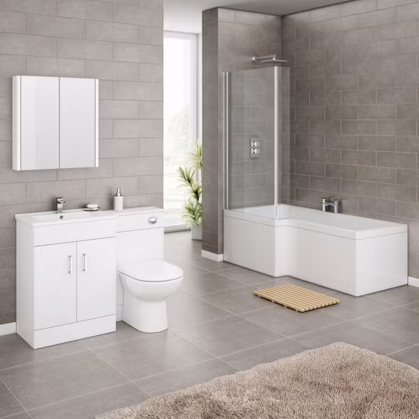 Chỉ có những chi tiết giản đơn với những đường nét cơ bản, phòng tắm vẫn toát lên vẻ đẹp duyên dáng và mềm mại khi có sự hiện diện của tấm thảm êm ái.