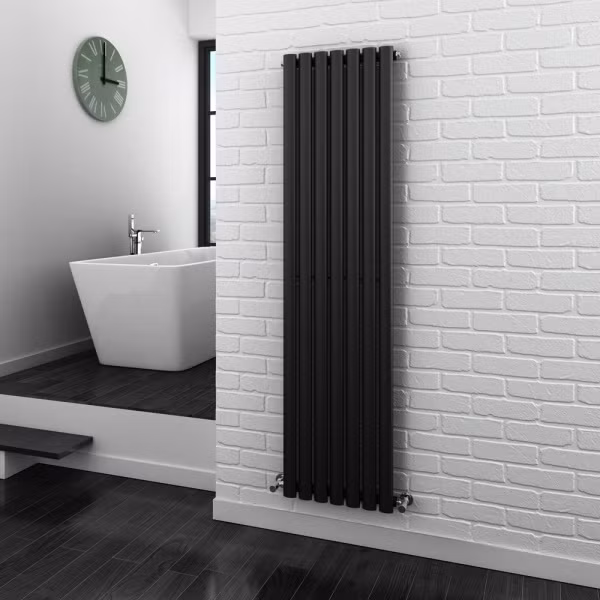 Bạn cũng có thể tạo sự tương phản màu sắc giữa vật dụng trang trí và màu nền của tường. Không gian phòng tắm đẹp hơn với những đường nét và màu sắc vô cùng cá tính.