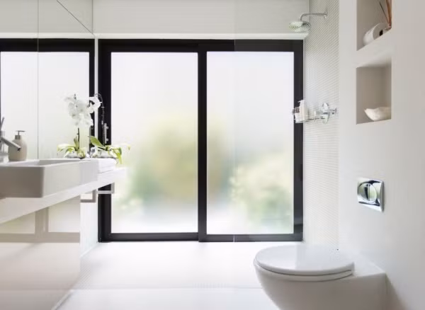 Bạn có thể kết hợp hài hòa giữa ánh sáng tự nhiên và ánh sáng nhân tạo bên trong phòng.