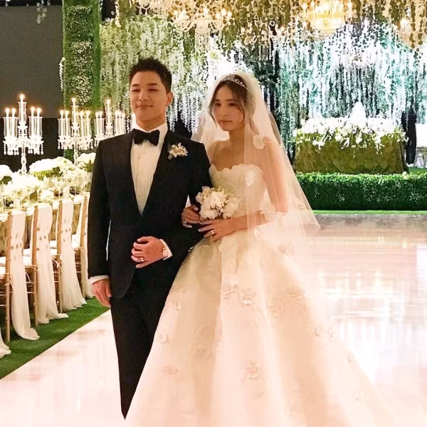 Do hôn lễ được bảo vệ nghiêm ngặt nên những hình ảnh của cô dâu, chú rể chỉ xuất hiện “nhỏ giọt”.
