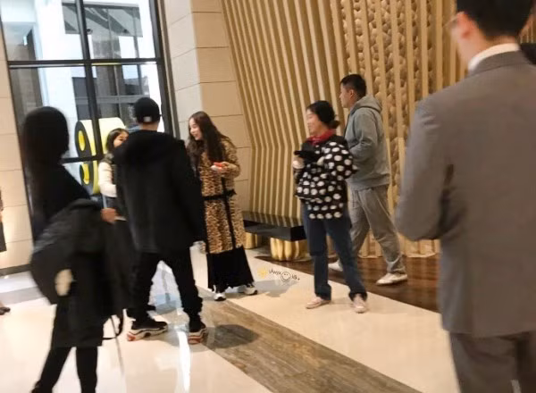 Cả hai vui vẻ trò chuyện cùng những người bạn đi cùng.