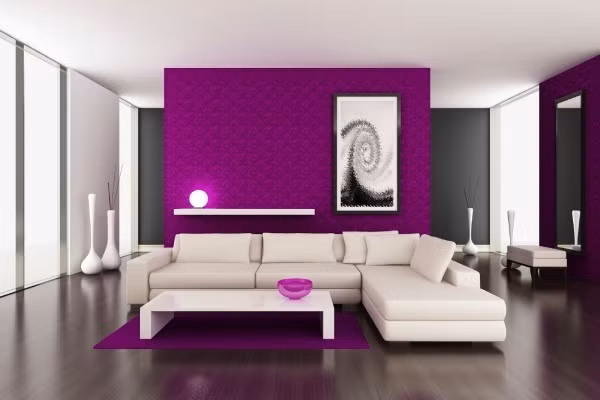 Theo quan niệm của các nhà thiết kế nội thất, bất kỳ gam màu nào cũng có thể sử dụng để tạo nên thành công khi trang trí nhà. Vẻ đẹp nằm ở việc đặt màu sắc ở vị trí nào và kết hợp với gam màu gì. Để cân bằng màu sắc, gam hồng tím trên tường có thể kết hợp với màu be của sofa cho không gian tiếp khách đầu năm mới đẹp khác lạ.