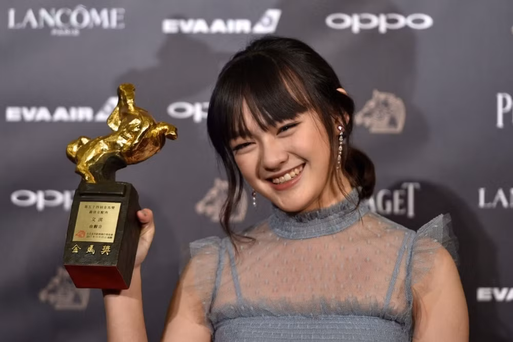 Mới đây, thông tin người thủ vai này đã xuất hiện. Đó là ảnh hậu Kim Mã 2018 Văn Kỳ. Sau các đàn chị như Lý Ỷ Hồng, Dương Mịch, Trương Tuyết Nghênh... nữ diễn viên 15 tuổi này sẽ trở thành cái tên tiếp theo khắc họa tổ sư phái Nga My - Quách Tương - trên màn ảnh.