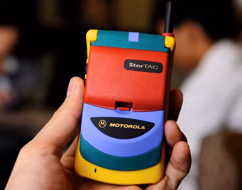 Motorola StarTac Rainbow - Motorola StarTac Rainbow có ngoại hình không khác gì một món đồ chơi nhiều màu sắc. Bên cạnh đó, chất liệu nhựa nhám kết hợp với sự phối hợp màu không ăn nhập khiến máy trông giống đồ chơi của trẻ em.