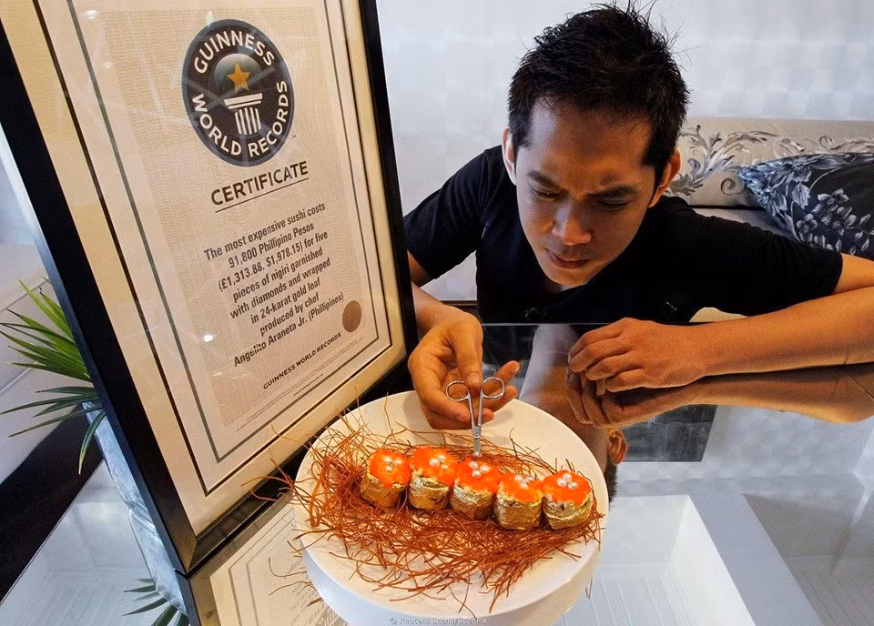 3. The Guinness Sushi - 1.800 USD/phần: Sushi là phần không thể thiếu trong nền ẩm thực của Nhật Bản. Tuy nhiên, một đầu bếp của Philippines đã quyết định nâng cấp món ăn này lên bằng việc thêm các lá vàng có thể ăn được vào. Ảnh: @newsit.