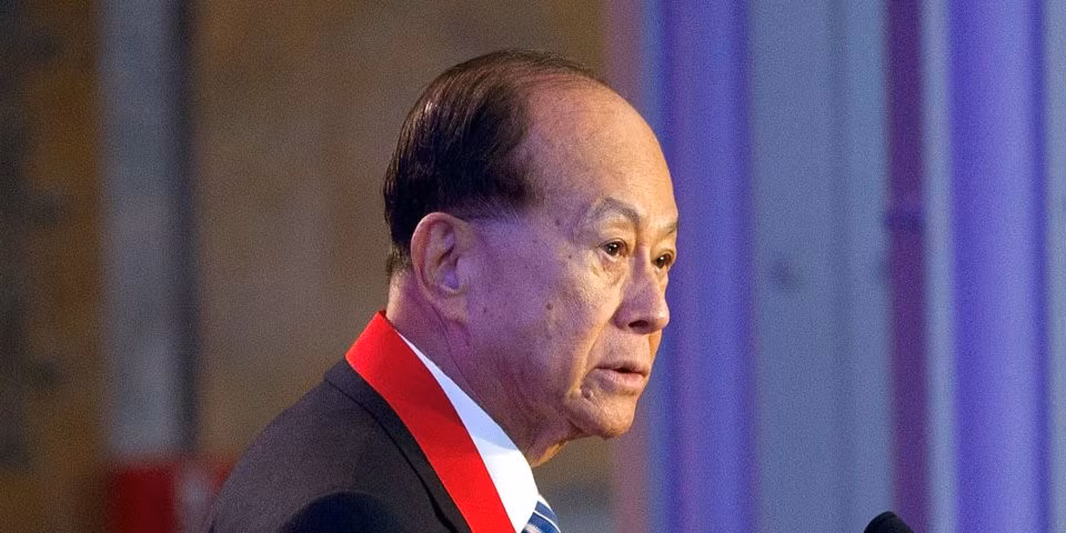 Li Ka-shing (Tài sản: 35 tỷ USD) Li Ka-shing rời Trung Quốc đại lục tới Hong Kong từ những năm 1940, tuy nhiên, vì cha qua đời khi ông mới 15 tuổi nên một mình ông phải cáng đáng cả gia đình. Năm 1950, tỷ phú này thành lập công ty Cheung Kong Industries chuyên sản xuất đồ nhựa trước khi chuyển sang lĩnh vực bất động sản.