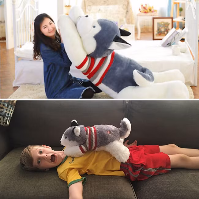 Người nhỏ chơi thú bông nhỏ đúng rồi.