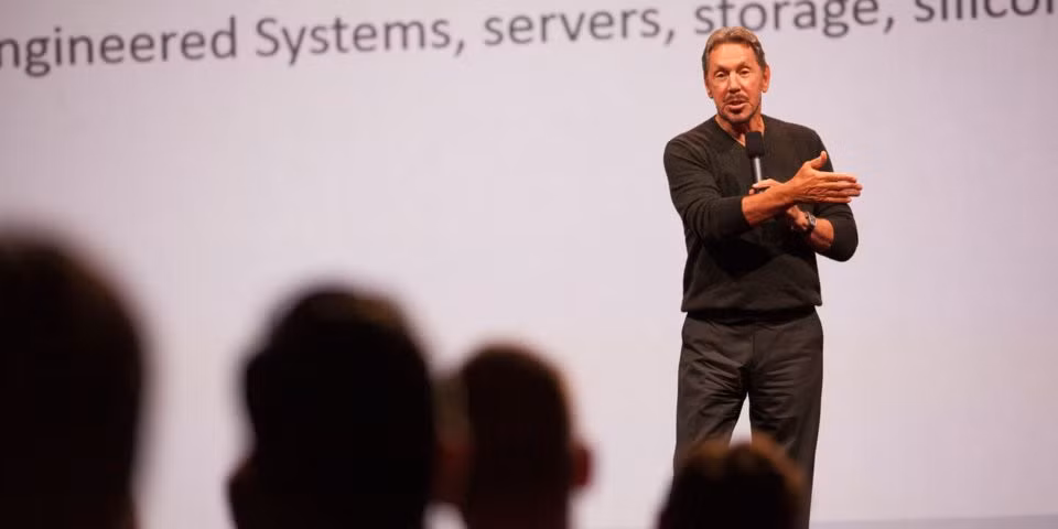 Larry Ellison (Tài sản: 64,1 tỷ USD) Sinh ra tại Brooklyn, New York bởi một bà mẹ đơn thân, Larry Ellison sống với dì tại Chicago. Tuy nhiên, sau khi dì qua đời, ông bỏ học đại học và chuyển tới California làm đủ công việc khác nhau trong 8 năm liền. Tới năm 1977, ông thành lập hãng phần mềm Oracle - hiện là một trong những công ty công nghệ lớn nhất thế giới.