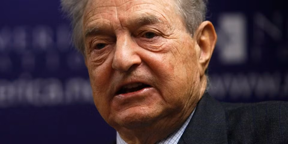 George Soros (Tài sản: 8 tỷ USD) George Soros sinh ra trong một gia đình Do thái tại Hungary. Năm 1947, ông cùng gia đình phải rời khỏi đất nước và tị nạn tới Anh. Tại đây, để theo học Đại học kinh tế London, ông phải làm đủ công việc như bồi bàn, bốc vác tại bến tàu. Sau khi tốt nghiệp, Soros làm việc cho một cửa hàng bán đồ lưu niệm trước khi được nhận vào làm tại một ngân hàng. Sau đó, ông được giới thiệu sang làm tại New York. Năm 1992, ông nổi tiếng với vụ đánh sập Ngân hàng Trung ương Anh.