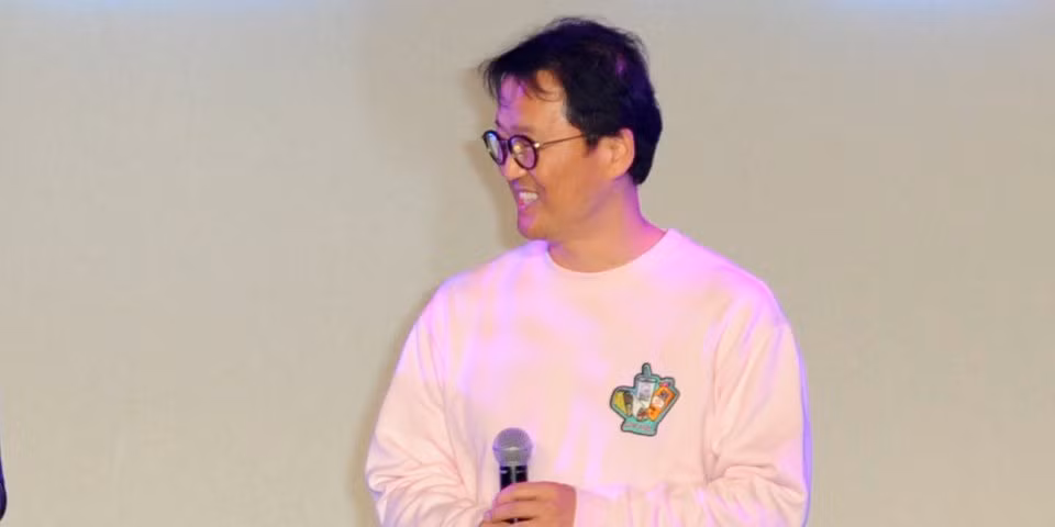 Do Won Chang (Tài sản: 3,1 tỷ USD) Do Won Chang cùng vợ Jin Sook là hai tỷ phú đứng sau thương hiệu thời trang nổi tiếng Forever 21. Khi mới nhập cư vào Mỹ từ Hàn Quốc, Do Won từng phải làm cùng lúc 3 công việc để trang trải cuộc sống. Họ mở cửa hàng thời trang đầu tiên vào năm 1984. Hiện Forever 21 có hơn 700 cửa hàng với doanh thu hơn 4 tỷ USD mỗi năm.
