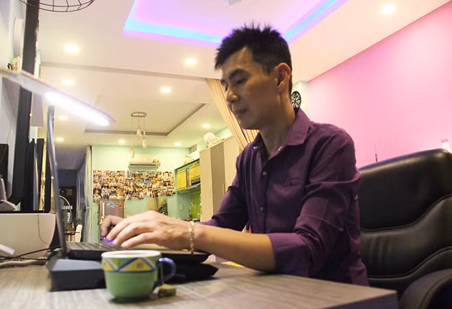 Thông thường, vào mỗi buổi sáng, Đoan Trường giữ thói quen chạy bộ quanh công viên gần nhà. Sau đó, anh đi cà phê, nói chuyện cùng bạn bè. Buổi trưa anh sẽ về nhà ăn uống, xem phim, thư giãn... Buổi tối, nếu có sự kiện anh sẽ đi hát. "Ai cũng hỏi tôi sống 1 mình vậy có buồn không? Tôi chỉ cười và bảo quen rồi. 30 năm làm việc vất vả, 6 giờ sáng đi, 18 giờ tối về nhà. Vì vậy, bây giờ là khoảng thời gian tôi sống chậm lại và cảm nhận", anh tâm sự. Bàn làm việc của Đoan Trường. Nếu như các ca sĩ ngày nay thường dùng Facebook để giao lưu với fan thì Đoan Trường thừa nhận: "Tôi ít lướt web và không nghiện Facebook. Tôi chỉ sử dụng mạng xã hội khi cần thiết, lâu lâu lên nói chuyện cùng bạn bè".