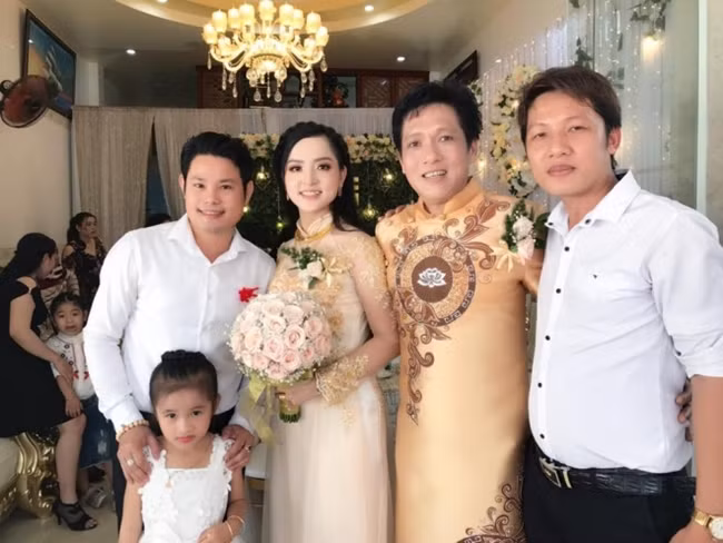 Lấy được vợ trẻ ở tuổi 52, sao Việt Trọng Nghĩa không giấu được sự vui mừng, hạnh phúc. Trước đó, nam nghệ sĩ cải lương từng trải qua một cuộc đổ vỡ hôn nhân.