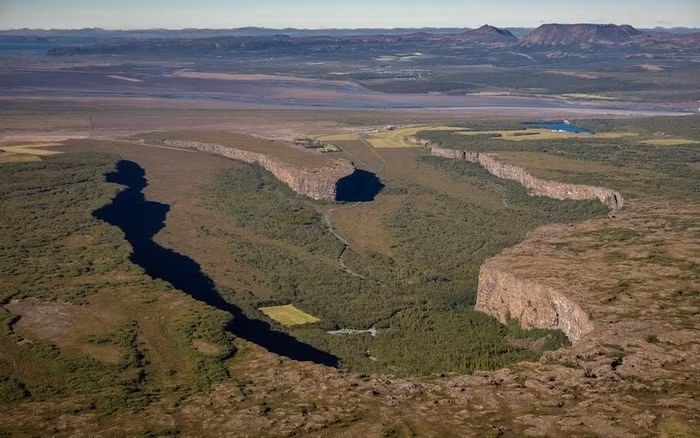 Hẻm Asbyrgi (Iceland) Truyền thuyết kể rằng hẻm Asbyrgi ở miền bắc Iceland được tạo ra khi các móng ngựa của vị thần thoại Bắc Âu chạm xuống mặt đất, cắt qua vách đá 91m2 và san phẳng một vùng dài 3,2 km và rộng 2,4 km. Theo các nhà khoa học, cơn lũ băng tràn vào và tạo nên con hẻm khoảng 3.000 đến 10.000 năm trước đây. Nhưng đứng trên đỉnh vách đá, bạn sẽ thấy hẻm trải rộng phía trước như hình móng ngựa.